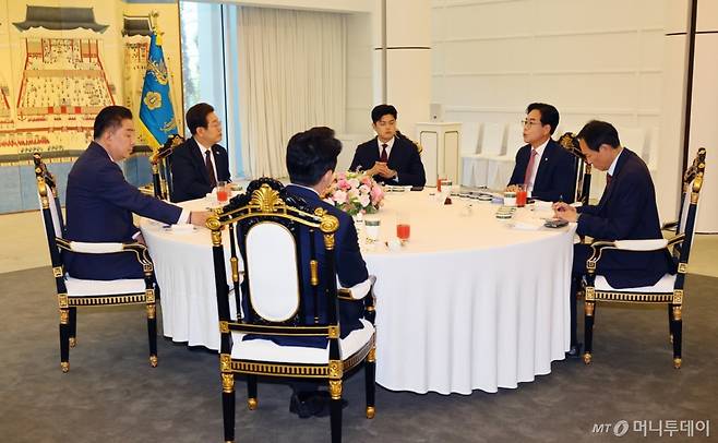 [서울=뉴시스] 최진석 기자 = 이재명 대통령이 22일 한남동 관저에서 열린 여야 지도부와 오찬에서 송언석 국민의힘 원내대표의 발언을 듣고 있다. 왼쪽부터 김병기 더불어민주당 당대표 직무대행 겸 원내대표, 이 대통령, 국민의힘 김용태 비상대책위원장, 송 원내대표, 우상호 정무수석, 강훈식 비서실장. (대통령실통신사진기자단) 2025.06.22. myjs@newsis.com /사진=최진석