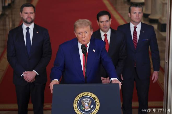 [워싱턴=AP/뉴시스] 도널드 트럼프 미국 대통령이 21일(현지 시간) 백악관 이스트룸에서 미군의 이란 핵 시설 공습에 관해 발언하고 있다. 트럼프 대통령은 "이란의 핵 프로그램에 대한 선제적 조치로, 정밀 타격이 성공적으로 이루어졌다"라고 밝혔다. 이 자리에는 JD 밴스 부통령, 마코 루비오 국무장관, 피트 헤그세스 국방장관이 배석했다. 2025.06.22. /사진=민경찬