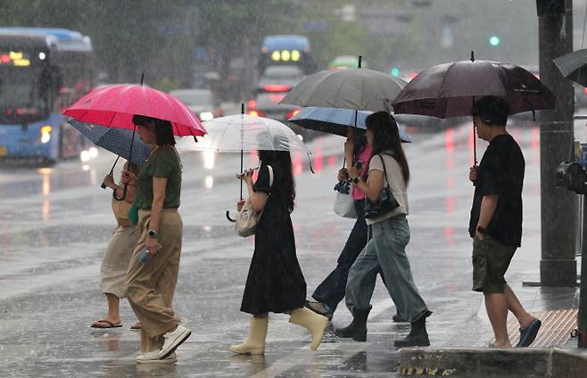 일요일은 제주 등 일부 지역에 비가 계속 내리고 수도권 등 일부 지역은 비가 그친다. 사진은 장마가 시작되며 서울 전역에 호우주의보가 내려졌던 지난 20일 서울 광화문네거리 모습. /사진=뉴스1