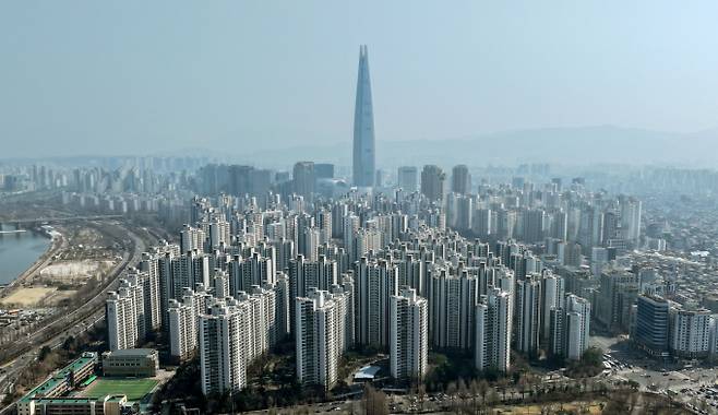 실시간 종합경제미디어 머니S가 오는 6월23일 오후 1시30분부터 4시30분까지 서울 중구 을지로에 위치한 페럼타워 페럼홀에서 '불확실성 시대를 넘어, 부동산 정책과 트렌드'를 주제로 제19회 머니톡콘서트를 개최한다. 사진은 서울 송파구 아파트 단지. /사진=뉴스1