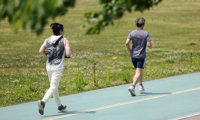 지난달 13일 서울 동작구 보라매공원에서 시민들이 러닝하고 있다. 뉴시스