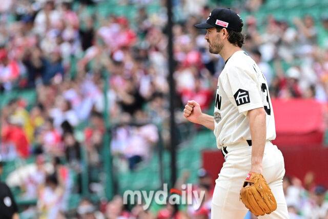 15일 오후 인천SSG랜더스필드에서 진행된 '2025 프로야구 KBO리그' 롯데-SSG의 경기. SSG 선발 앤더슨이 2회초 무사 1루에서 전민재를 병살로 잡은 뒤 포효하고 있다./마이데일리