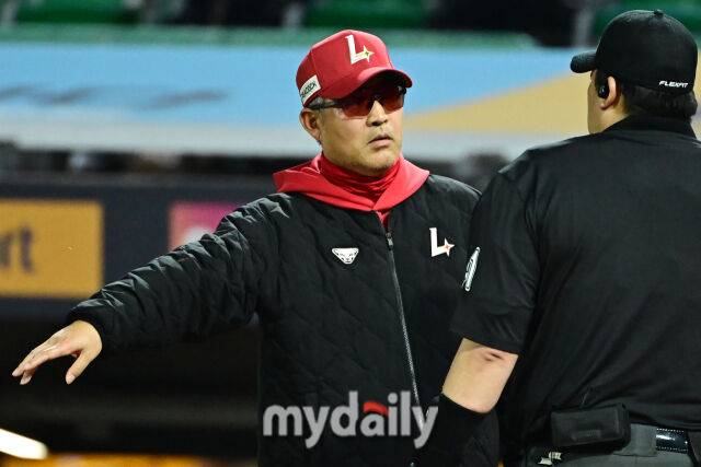 17일 인천 SSG랜더스필드에서 열린 '2025 신한 SOL BANK KBO리그' 한화 이글스와 SSG랜더스 경기. SSG 이숭용 감독이 1회초 1사 1루 심우준 타석에 그라운드로 나와 주심과 이야기를 나누고 있다./마이데일리