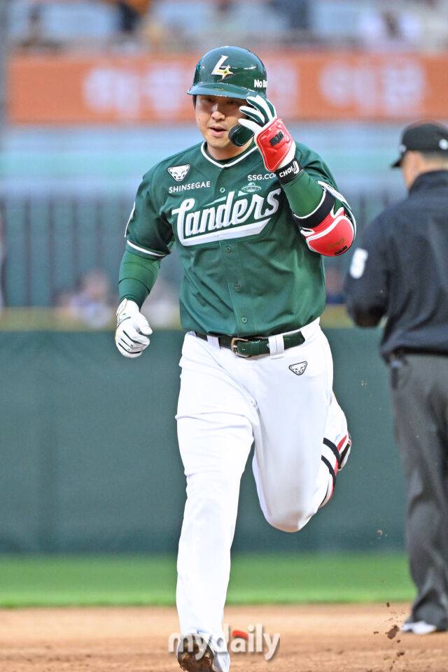 24일 인천 SSG랜더스필드에서 열린 '2025 신한 SOL BANK KBO리그' LG 트윈스와 SSG랜더스 경기. SSG 최정이 5회말 2사에 동점 솔로포를 친 뒤 그라운드를 돌고 있다./마이데일리