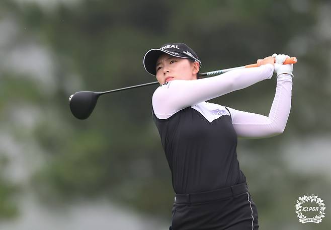 2라운드 도중 3번 홀에서 티샷을 날리고 있는 이다연. [사진=KLPGA]