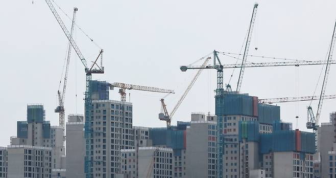 서울 시내 한 아파트 공사 현장에 타워크레인이 설치돼있다. [뉴시스]