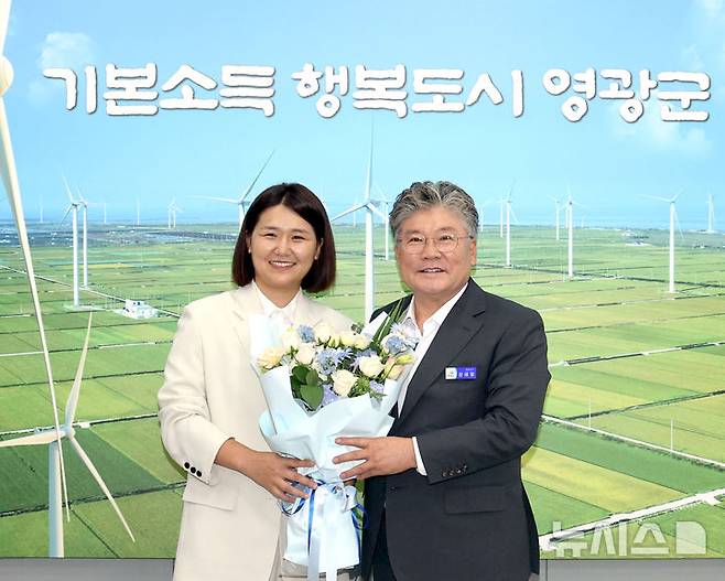 전남 영광출신 더불어민주당 손솔 국회의원(왼쪽)이 18일 영광군청을 방문해 장세일 영광군수와 지역 현안을 논의한 후 기념 촬영을 하고 있다. (사진=영광군 제공) photo@newsis.com *재판매 및 DB 금지