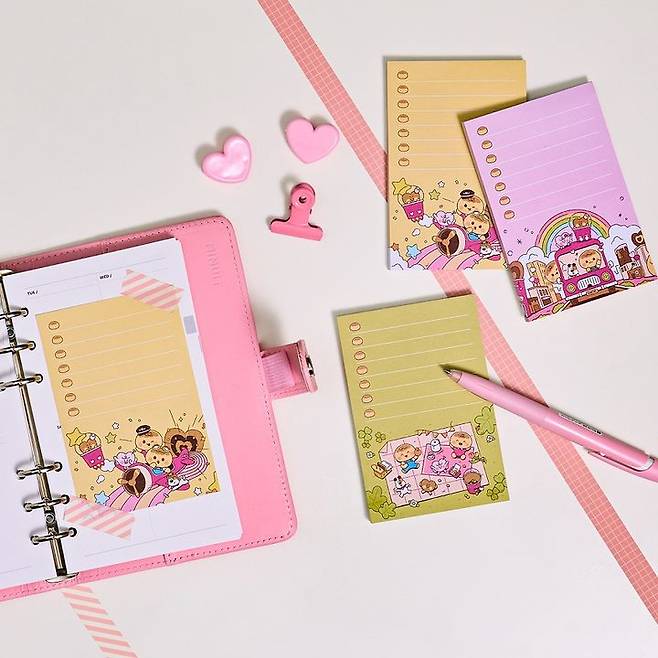 [서울=뉴시스] 칸쵸 공식 캐릭터 카니와 쵸니 굿즈 이미지. (사진=롯데웰푸드) photo@newsis.com  *재판매 및 DB 금지