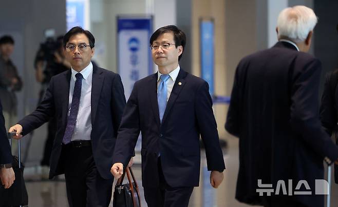 [인천공항=뉴시스] 김선웅 기자 = 대미 통상 관련 협상 총괄을 맡고 있는 여한구 산업통상자원부 통상교섭본부장이 22일 인천국제공항을 통해 미국으로 출국하고 있다. 이재명 정부와 트럼프 행정부의 첫 번째 고위급 통상 접촉이 되는 이번 방미에서 여한구 통상교섭본부장이 이끄는 범정부 대표단은 제이미슨 그리어 미국 무역대표부 대표와 면담을 갖고 3차 기술협의를 진행할 예정이다. 2025.06.22. mangusta@newsis.com