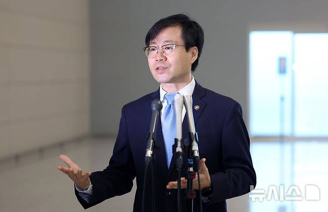 [인천공항=뉴시스] 김선웅 기자 = 대미 통상 관련 협상 총괄을 맡고 있는 여한구 산업통상자원부 통상교섭본부장이 22일 인천국제공항을 통해 미국으로 출국하며 취재진과 만나 정부 입장을 설명하고 있다. 이재명 정부와 트럼프 행정부의 첫 번째 고위급 통상 접촉이 되는 이번 방미에서 여한구 통상교섭본부장이 이끄는 범정부 대표단은 제이미슨 그리어 미국 무역대표부 대표와 면담을 갖고 3차 기술협의를 진행할 예정이다. 2025.06.22. mangusta@newsis.com