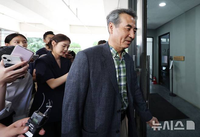 [서울=뉴시스] 김진아 기자 = 윤석열 전 대통령 배우자 김건희 여사 관련 의혹을 수사하는 민중기 특별검사가 22일 서울 서초구 서초동에 마련된 사무실로 출근하던 중 취재진의 질문에 답하고 있다. 2025.06.22. bluesoda@newsis.com