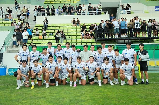 [서울=뉴시스] 한국 선수단이 2025 아시아 럭비 에미레이츠 챔피언십 경기 후 단체 사진을 촬영하고 있다. (사진=대한럭비협회 제공) *재판매 및 DB 금지