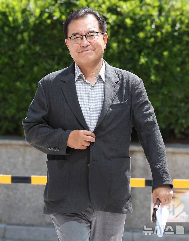 [서울=뉴시스] 추상철 기자 = 채상병 순직사건 외압 의혹을 수사하는 이명현 특별검사가 22일 오전 서울 서초구 서초동 사무실로 출근하고 있다. 2025.06.22. scchoo@newsis.com