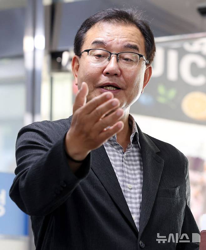 [서울=뉴시스] 추상철 기자 = 채상병 순직사건 외압 의혹을 수사하는 이명현 특별검사가 22일 오전 서울 서초구 서초동 사무실로 출근하며 취재진의 질문에 답변하고 있다. 2025.06.22. scchoo@newsis.com