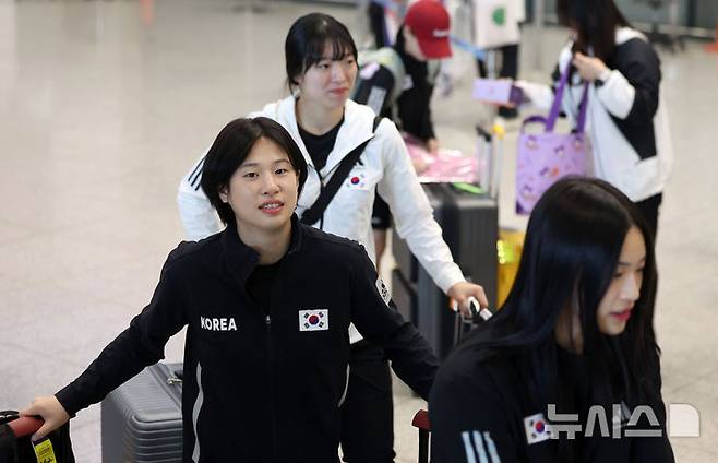 [인천공항=뉴시스] 김선웅 기자 = 헝가리에서 열린 2025 세계유도선수권대회에 출전해 혼성 단체전에서 은메달을 획득한 유도 대표팀 허미미 등 선수들이 22일 인천국제공항을 통해 귀국하고 있다. 유도 대표팀은 이번 대회에서 개인전 금메달 1개, 동메달 3개, 단체전 은메달 1개의 성과를 올렸다. 2025.06.22. mangusta@newsis.com