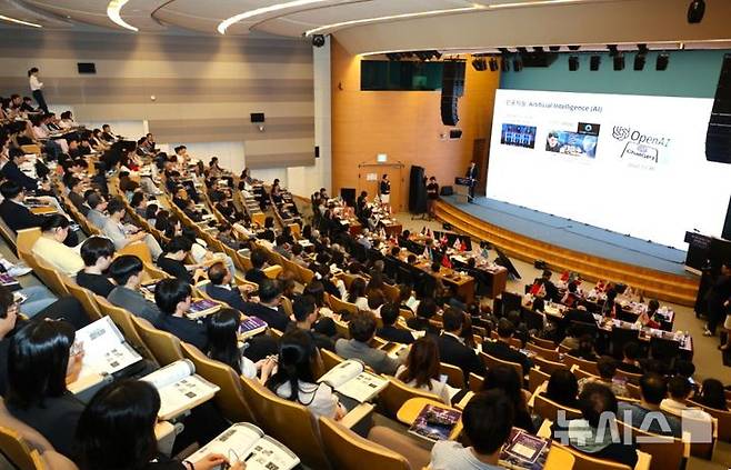 [포항=뉴시스] 송종욱 기자 = 경북 포항시는 지난 21일 포스코국제관에서 '제10회 동북아 CEO 경제 협력 포럼'을 성황리에 열었다. 사진은 '동북아 CEO 경제 협력 포럼' 모습. (사진=포항시 제공) 2025.06.22. photo@newsis.com