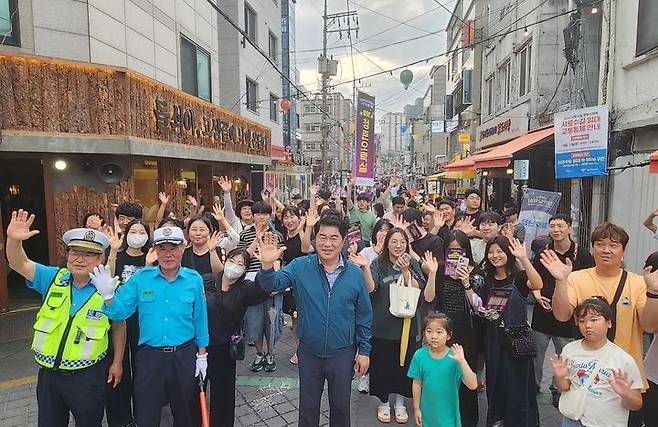 [서울=뉴시스] 박준희 관악구청장이 지난 21일 샤로수길 골목상권 축제에서 기념사진을 촬영하고 있다. 2025.06.22 (사진 제공=관악구청) photo@newsis.com *재판매 및 DB 금지
