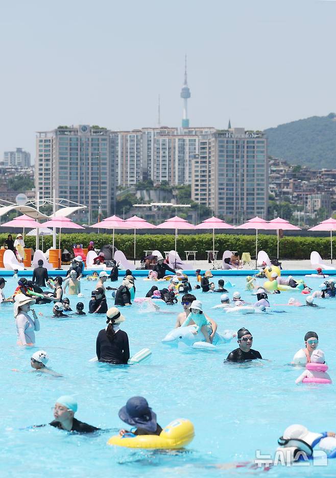 [서울=뉴시스] 김진아 기자 = 무더운 날씨를 보인 22일 서울 서초구 잠원한강공원 수영장을 찾은 시민들과 어린이들이 물놀이를 하며 즐거운 시간을 보내고 있다. 뚝섬·여의도·잠원한강공원 수영장과 잠실·양화·난지한강공원 물놀이장은 8월 31일까지 73일간 운영한다. 2025.06.22. bluesoda@newsis.com