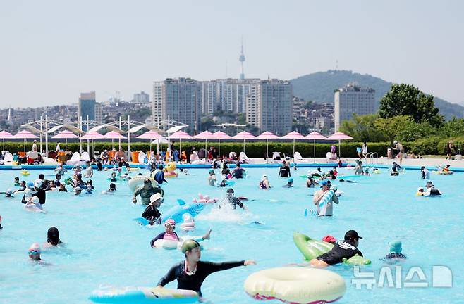 [서울=뉴시스] 김진아 기자 = 무더운 날씨를 보인 22일 서울 서초구 잠원한강공원 수영장을 찾은 시민들과 어린이들이 물놀이를 하며 즐거운 시간을 보내고 있다. 뚝섬·여의도·잠원한강공원 수영장과 잠실·양화·난지한강공원 물놀이장은 8월 31일까지 73일간 운영한다. 2025.06.22. bluesoda@newsis.com