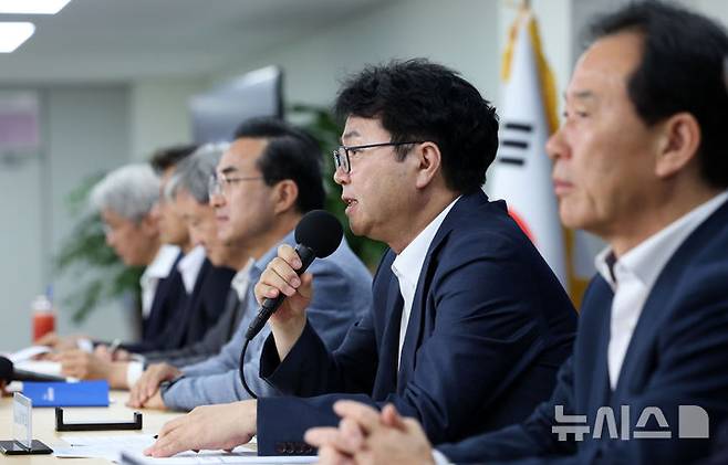 [서울=뉴시스] 홍효식 기자 = 이한주 국정기획위원회 위원장이 22일 오후 서울 종로구 정부서울청사 창성동 별관 브리핑실에서 기자간담회를 하고 있다. 2025.06.22. yesphoto@newsis.com