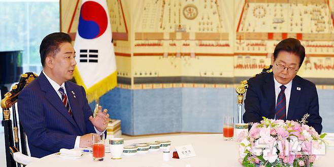 [서울=뉴시스] 최진석 기자 = 이재명 대통령이 22일 한남동 관저에서 열린 여야 지도부와 오찬에서 김병기 더불어민주당 당대표 직무대행 겸 원내대표의 발언을 듣고 있다. (대통령실통신사진기자단) 2025.06.22. myjs@newsis.com