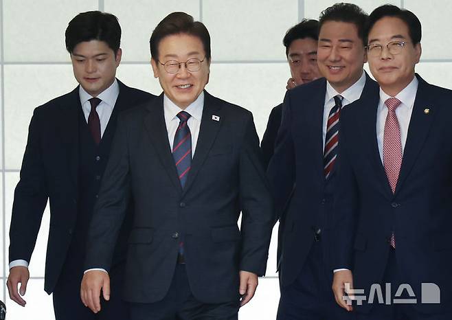 [서울=뉴시스] 최진석 기자 = 이재명 대통령이 22일 한남동 관저에서 열린 여야 지도부와 오찬에 입장하고 있다. 왼쪽부터 김용태 국민의힘 비상대책위원장, 이 대통령, 김병기 더불어민주당 당대표 직무대행 겸 원내대표, 송언석 국민의힘 원내대표. (대통령실통신사진기자단) 2025.06.22. myjs@newsis.com