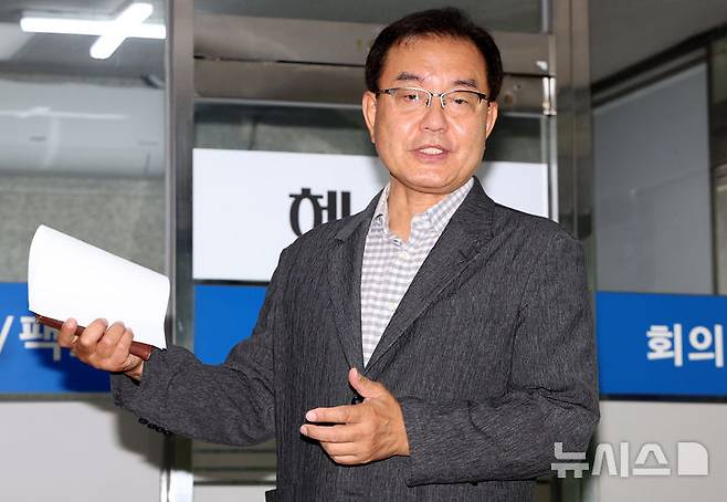 [서울=뉴시스] 추상철 기자 = 채상병 순직사건 외압 의혹을 수사하는 이명현 특별검사가 22일 오전 서울 서초구 서초동 사무실로 출근하며 취재진의 질문에 답변하고 있다. 2025.06.22. scchoo@newsis.com