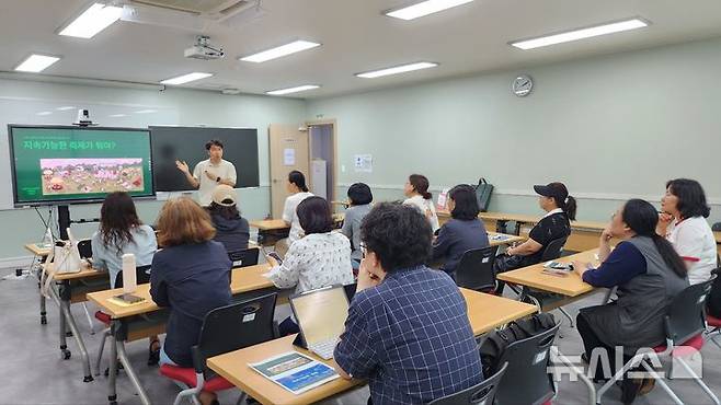 [시흥=뉴시스] 시흥시 지속가능발전협의회, ‘시흥 축제 지속가능성 실천 학교’첫 교육 현장. (사진=시흥시 제공).2025.06.22. photo@newsis.com