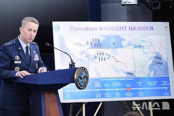 [AP/뉴시스] 미국의 댄 케인 합참의장이 22일 국방부에서 이란 핵시설 폭격에 관한 기자회견을 피트 헤그세스 국방장관과 하면서 작전을 자세히 설명하고 있다