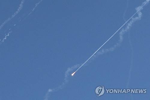 예루살렘 상공에 보이는 탄도미사일을 요격하려는 이스라엘의 미사일 방어 시도 [EPA 연합뉴스]