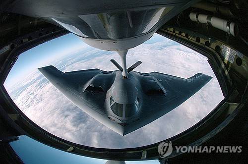 공중 급유 받는 미 공군 B-2 스텔스 폭격기 [AFP 연합뉴스 자료사진]