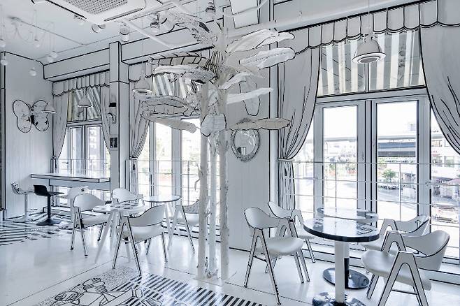 코로나 팬더믹 이후 작업실이 있는 중국 징더전을 가지 못해 세라믹 작업 대신 3, 4년 동안 거의 그림만 그렸다는 그는 "작가가 움직여야 작가지"라며 제주의 정길영그림카페라는 거대한 작품을 만들기도 했다. 윤석민 윤 공간 대표 제공