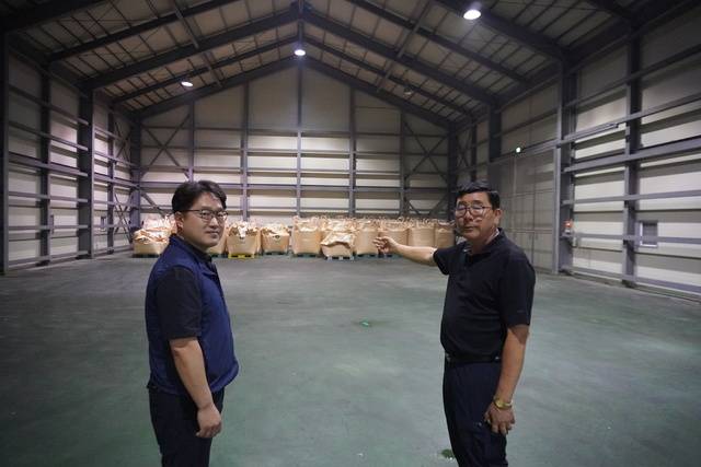 최승운 전북 김제 금만농협 조합장(오른쪽)과 류준호 금만농협 경제본부장이 보리 수매기간이 끝나가는 시점인데도 텅 빈 쌀보리 저장시설을 보여주고 있다.
