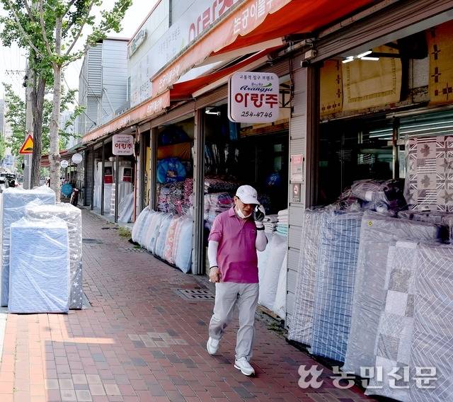 이불 가게들이 모여 있는 큰장길 침구류 명물거리.