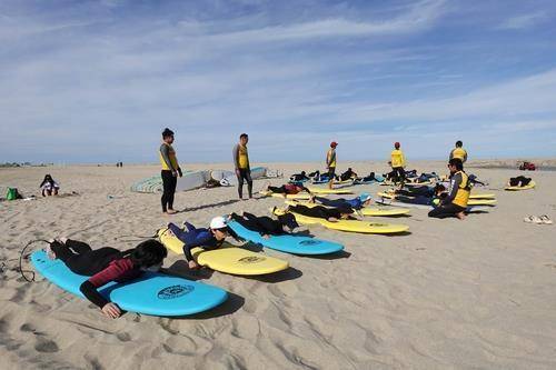 산골 유학생들이 서핑을 배우고 있다. 인제군