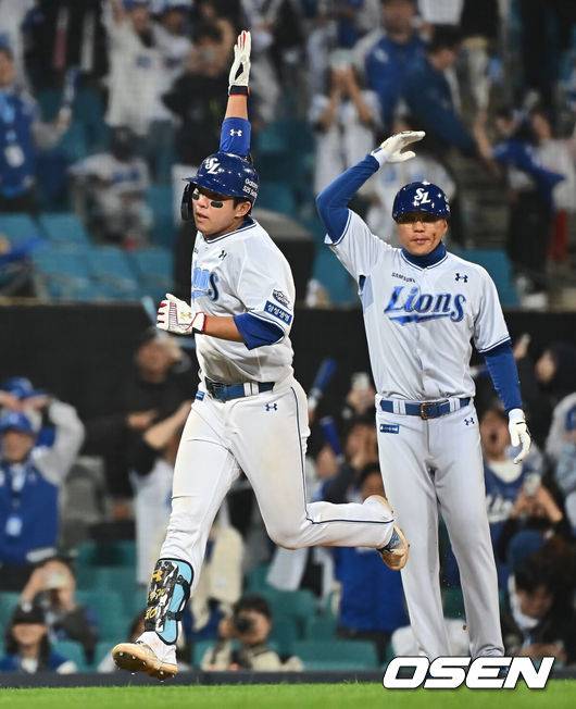 [OSEN=대구, 이석우 기자] 23일 대구삼성라이온즈파크에서 2025 신한 SOL 뱅크 KBO 리그 삼성 라이온즈와 KIA 타이거즈의 경기가 열렸다. 홈팀 삼성은 황동재가, 방문팀 KIA는 네일이 선발 출전했다. 삼성 라이온즈 김영웅이 8회말 1사 1루 우월 2점 홈런을 치고 하이파이브를 하고 있다. 2025.05.23 / foto0307@osen.co.kr