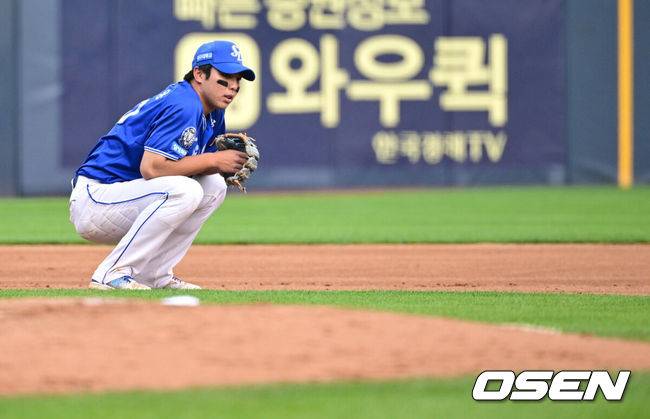 [OSEN=잠실, 조은정 기자]1일 오후 서울 잠실구장에서 ‘2025 신한 SOL Bank KBO리그’ LG 트윈스와 삼성 라이온즈의 경기가 열렸다.이날 LG는 임찬규, 삼성은 레예스를 선발투수로 내세웠다.3회말 삼성 3루수 김영웅이 LG 선두타자 김현수의 땅볼에 송구실책으로 출루를 허용한 뒤 아쉬워하고 있다. 2025.06.01 /cej@osen.co.kr