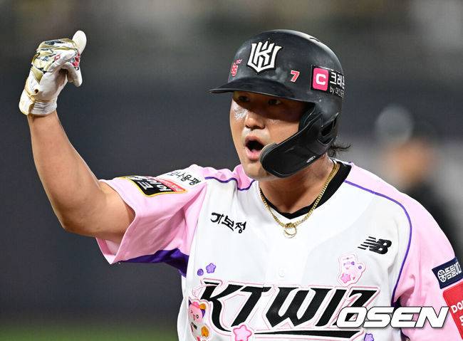[OSEN=수원, 조은정 기자]프로야구 KT 위즈가 다선의 집중력을 앞세워 5점 차 열세를 뒤집었다.KT는 21일 수원KT위즈파크에서 열린 NC 다이노스와의 홈경기에서 김상수의 결승타에 힘입어 7-5로 승리했다. 지난 17일 광주 KIA 타이거즈전 이후 3연패 탈출. 반면 NC는 선발 목지훈의 호투에도 계투진이 무너지는 바람에 쓰라린 역전패를 당했다. 8회말 1사 만루 KT 김상수가 역전 2타점 적시타를 날리고 있다. 2025.06.21 /cej@osen.co.kr