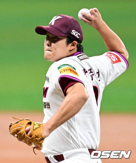 [OSEN=고척, 조은정 기자] 1회초 키움 선발 박주성이 역투하고 있다. 2025.06.19 /cej@osen.co.kr