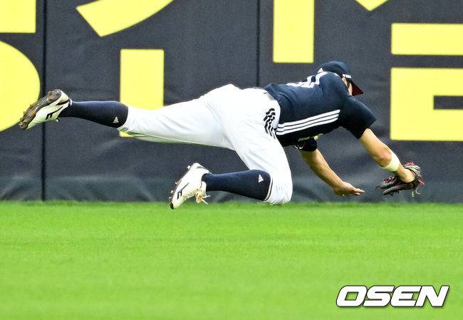 [OSEN=잠실, 지형준 기자] 21일 오후 서울 잠실구장에서 ‘2025 신한 SOL Bank KBO리그’ LG 트윈스와 두산 베어스의 경기가 열렸다.LG는 에르난데스, 두산은 곽빈이 선발로 나섰다.5회말 1사 1루에서 두산 정수빈이 LG 오스틴의 중견수 플라이 타구를 몸 날려 잡아내고 있다. 2025.06.21 /jpnews@osen.co.kr