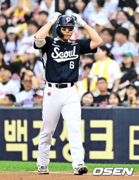 [OSEN=잠실, 지형준 기자] 21일 오후 서울 잠실구장에서 ‘2025 신한 SOL Bank KBO리그’ LG 트윈스와 두산 베어스의 경기가 열렸다.LG는 에르난데스, 두산은 곽빈이 선발로 나섰다.6회초 1사 1,3루에서 두산 오명진이 1타점 적시타를 날리며 기뻐하고 있다. 2025.06.21 /jpnews@osen.co.kr