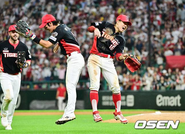 [OSEN=인천, 박준형 기자] 21일 오후 인천 SSG랜더스필드에서 ‘2025 신한 SOL BANK KBO리그’ SSG 랜더스와 KIA 타이거즈의 경기가 진행됐다.이날 SSG는 김광현을, KIA는 양현종을 선발투수로 내세웠다.9회말 2사 1,2루 SSG 박성한의 안타때 2루 주자 에레디아를 홈보살시킨 최원준 우익수가 박찬호와 기뻐하고 있다,    2025.06.21 / soul1014@osen.co.kr