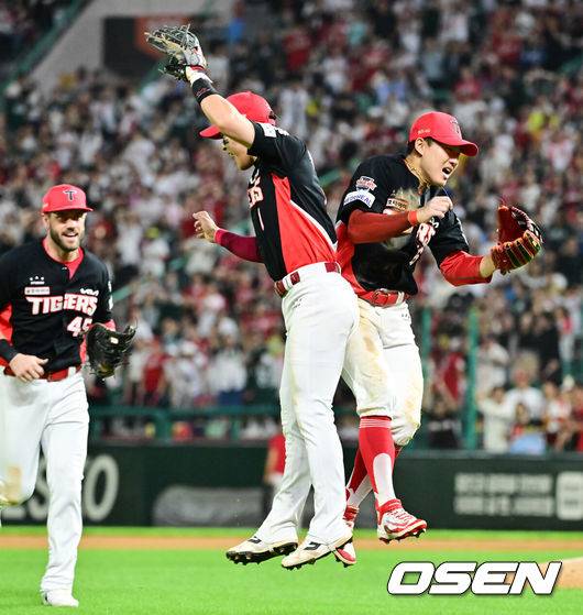 [OSEN=인천, 박준형 기자] 21일 오후 인천 SSG랜더스필드에서 ‘2025 신한 SOL BANK KBO리그’ SSG 랜더스와 KIA 타이거즈의 경기가 진행됐다.이날 SSG는 김광현을, KIA는 양현종을 선발투수로 내세웠다.9회말 2사 1,2루 SSG 박성한의 안타때 2루 주자 에레디아를 홈보살시킨 최원준 우익수가 박찬호와 기뻐하고 있다,    2025.06.21 / soul1014@osen.co.kr
