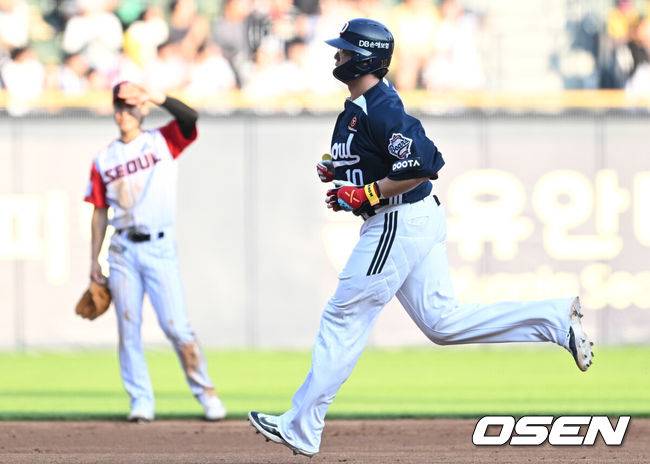 [OSEN=잠실, 조은정 기자]22일 오후 서울 잠실구장에서 2025 신한 SOL Bank KBO리그 LG 트윈스와 두산 베어스의 경기가 열렸다.LG는 송승기, 두산은 최승용이 선발로 나섰다.5회초 두산 선두타자 김민혁이 솔로포를 날린 뒤 베이스를 돌고 있다. 2025.06.22 /cej@osen.co.kr