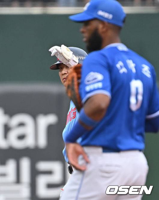 [OSEN=부산, 이석우 기자] 22일 부산 사직야구장에서 2025 신한 SOL 뱅크 KBO 리그 롯데 자이언츠와 삼성 라이온즈의 경기가 열렸다. 홈팀 롯데는 박세웅이, 방문팀 삼성은 원태인이 선발 출전했다.롯데 자이언츠 김민성이 2회말 1사 2루 중견수 뒤 1타점 2루타를 치고 세리머니를 하고 있다. 2025.06.22 / foto0307@osen.co.kr