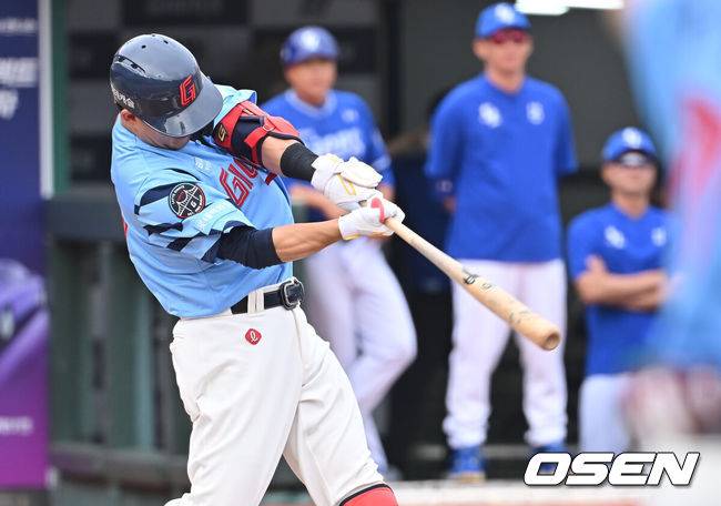 [OSEN=부산, 이석우 기자] 22일 부산 사직야구장에서 2025 신한 SOL 뱅크 KBO 리그 롯데 자이언츠와 삼성 라이온즈의 경기가 열렸다. 홈팀 롯데는 박세웅이, 방문팀 삼성은 원태인이 선발 출전했다.롯데 자이언츠 김민성이 2회말 1사 2루 중견수 뒤 1타점 2루타를 치고 있다. 2025.06.22 / foto0307@osen.co.kr