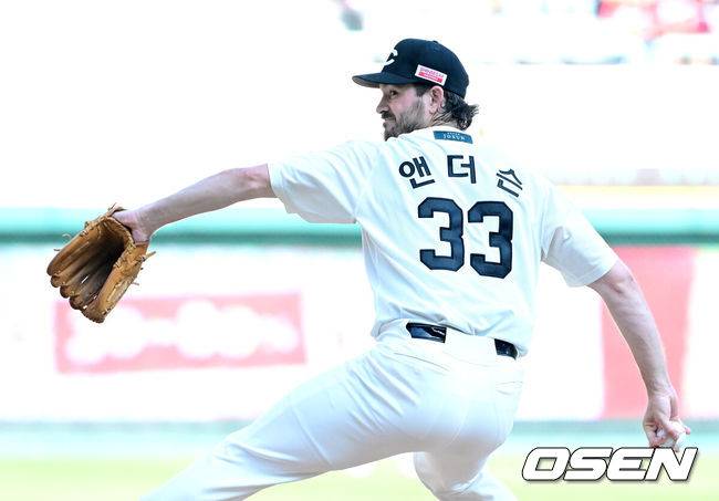 [OSEN=인천, 최규한 기자] 22일 인천 SSG랜더스필드에서 ‘2025 신한 SOL Bank KBO리그’ SSG 랜더스와 KIA 타이거즈의 경기가 열렸다.홈팀 SSG은 드류 앤더슨, 방문팀 KIA는 제임스 네일을 선발로 내세웠다.1회초 SSG 선발 드류 앤더슨이 힘차게 공을 뿌리고 있다. 2025.06.22 / dreamer@osen.co.kr