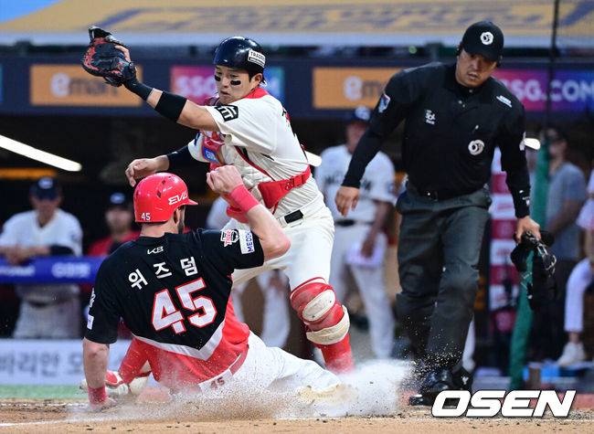 [OSEN=인천, 최규한 기자] 22일 인천 SSG랜더스필드에서 ‘2025 신한 SOL Bank KBO리그’ SSG 랜더스와 KIA 타이거즈의 경기가 열렸다.홈팀 SSG는 드류 앤더슨, 방문팀 KIA는 제임스 네일을 선발로 내세웠다.9회초 1사 2, 3루 상황 KIA 김호령의 달아나는 1타점 희생플라이 3주자 위즈덤이 홈으로 태그업, 슬라이딩 해 세이프되고 있다. 2025.06.22 / dreamer@osen.co.kr