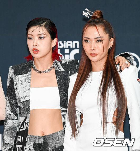 [OSEN=파주,박준형 기자] 11일 오후 경기도 파주시 CJ ENM 스튜디오 센터에서 2021 엠넷 아시안 뮤직 어워즈(2021 Mnet ASIAN MUSIC AWARDS, MAMA) 시상식이 진행됐다.시상식 앞서 진행된 레드카펫 행사에서 스누파 출연했던 아이키와 허니제이가 포즈를 취하고 있다.  2021.12.11 / soul1014@osen.co.kr