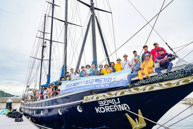 ▲ⓒ경북 울진 후포항에서 '범선타고 독도가자' 탐사대원들이 기념사진 촬영을 하고 있다.